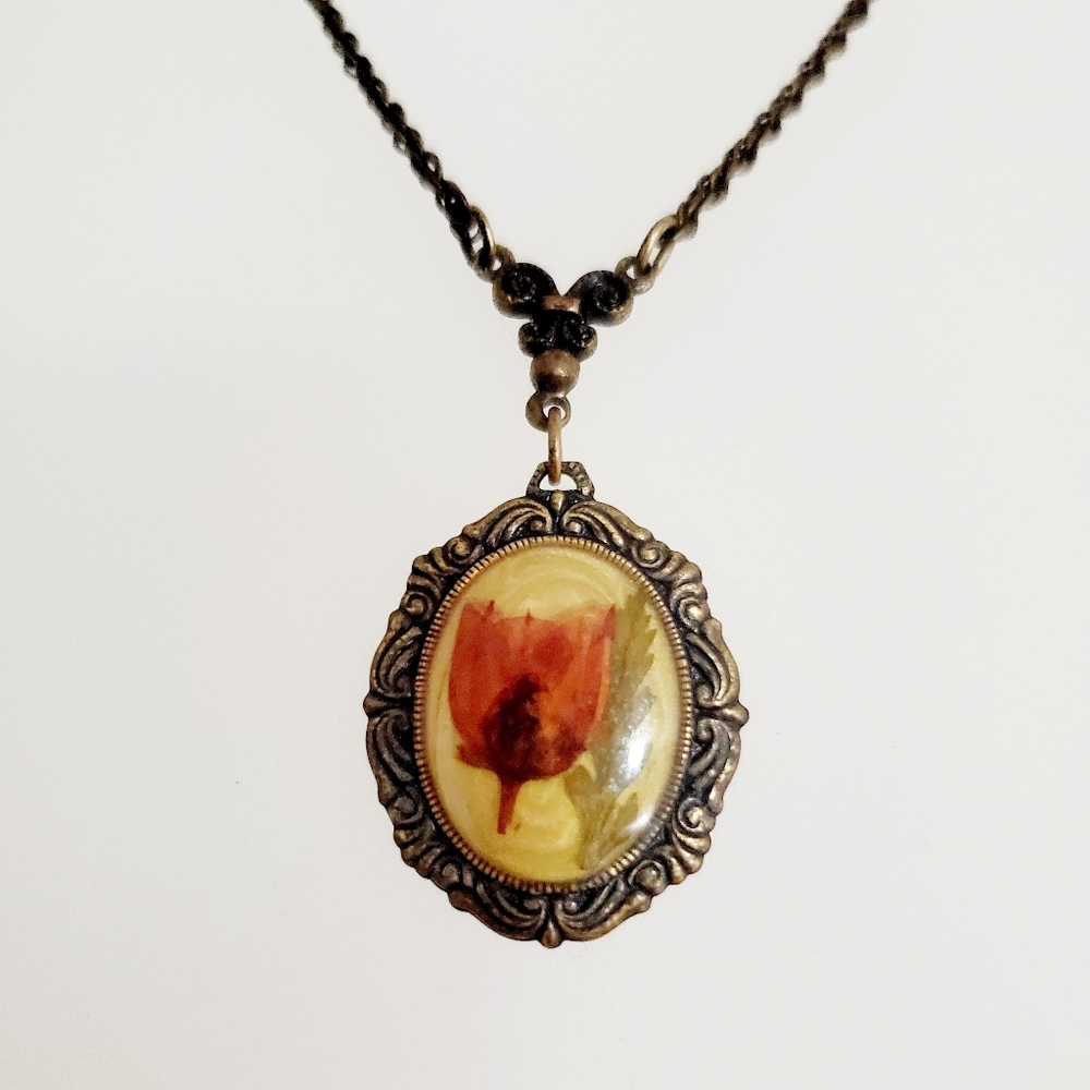 1928 Antique Gold Linked Chain Necklace With A Dried Pressed Red Flower